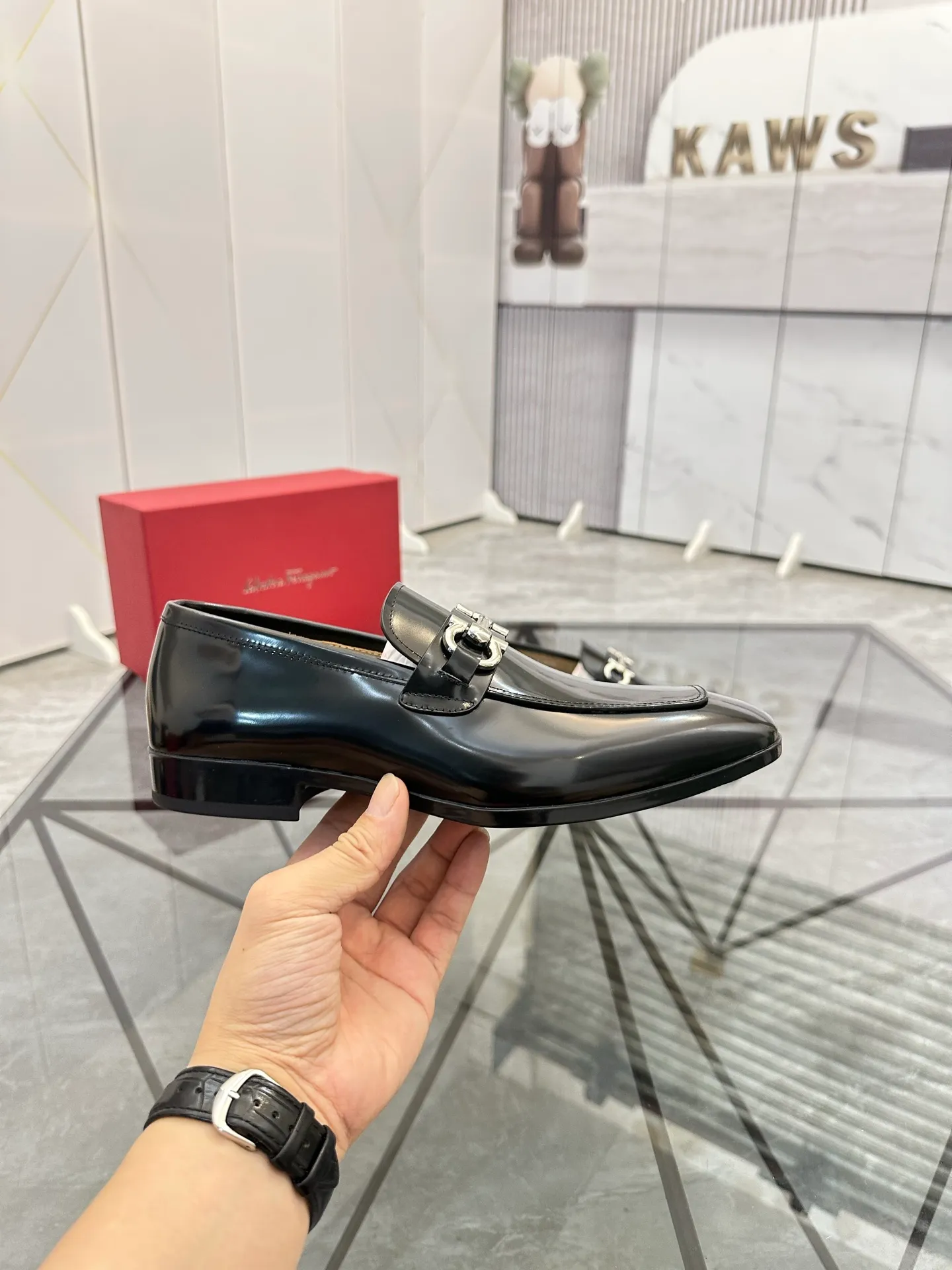 Men's shoes: 💰P640¥ High-end quality Product trademark: Ferragamo* "Ferragamo*" leather shoes Regular size: 38-44 (can be customized to 45.46.) Product materials: imported first-layer cowhide leather upper, cowhide lining, original outsole. Number: 688